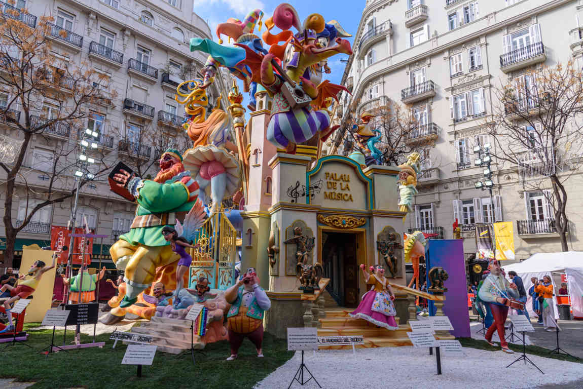 Valencia - fallas 2023 - 8 premio - falla Almirante Cadarso-Conde Altea - Que no pare la música 07.jpg